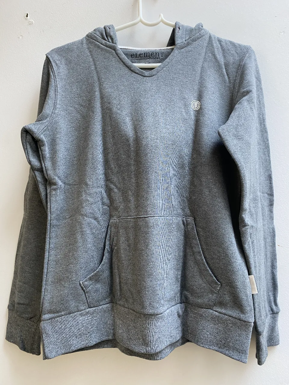 Buzo canguro gris Element Eden, con capucha y bolsillo frontal. Ideal para un look casual y cómodo.