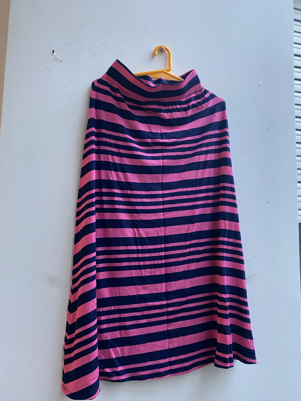 Pollera larga a rayas horizontales en rosa y azul marino. Marca Cherokee, talle 7/8. Ideal para un look casual y cómodo.