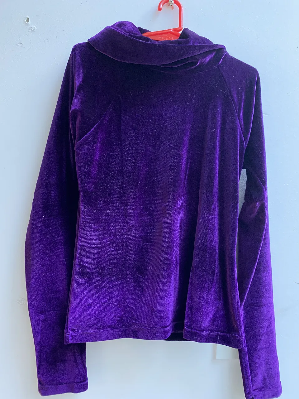 Remera de terciopelo violeta con cuello alto y volcado. Ideal para un look elegante y sofisticado. Marca Koxis.
Talle M