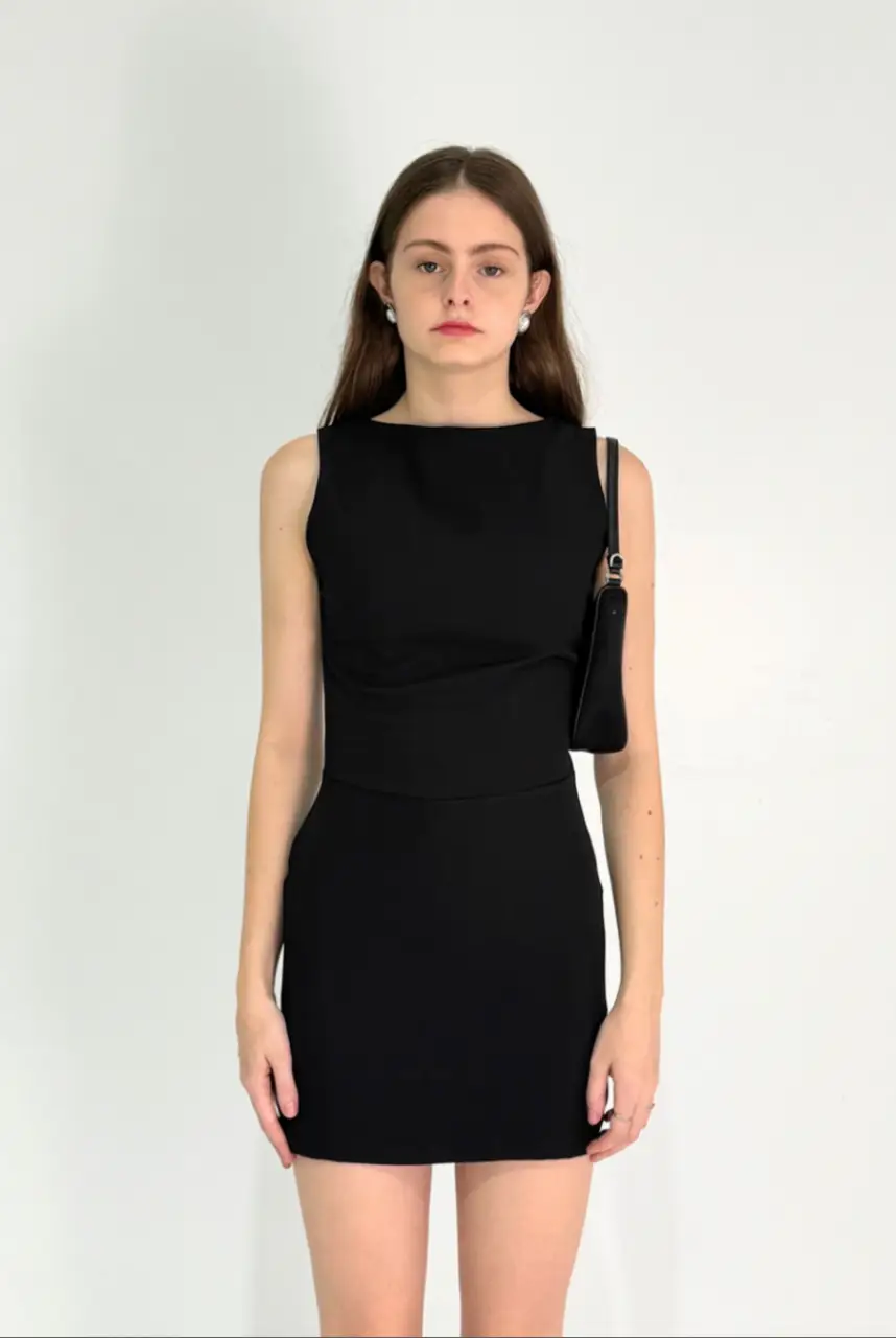 Vestido estilo jackie, sin mangas, con un diseño elegante y moderno. Confeccionado en sastrero rígido. Sutilmente Elastizado. Talles del XS al XXXL