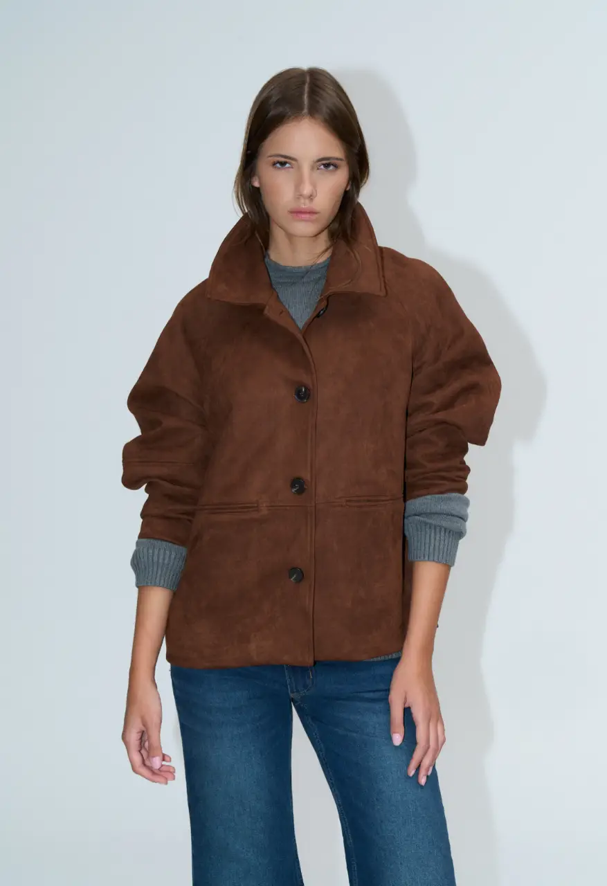 Chaqueta gamuzada marrón. Corte clásico, con cuello polo, recortes y cierre con botones, bolsillo delantero. talles S M y L