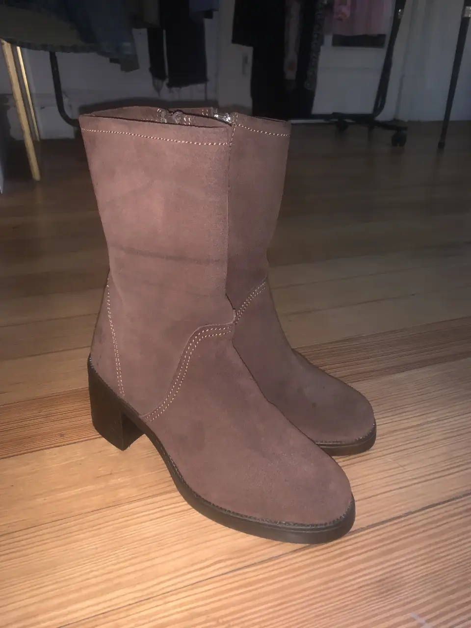 Botas de caña baja de gamuza cuero marrón, con taco cuadrado y cierre lateral. Ideales para un look casual y cómodo. 23cm de suela