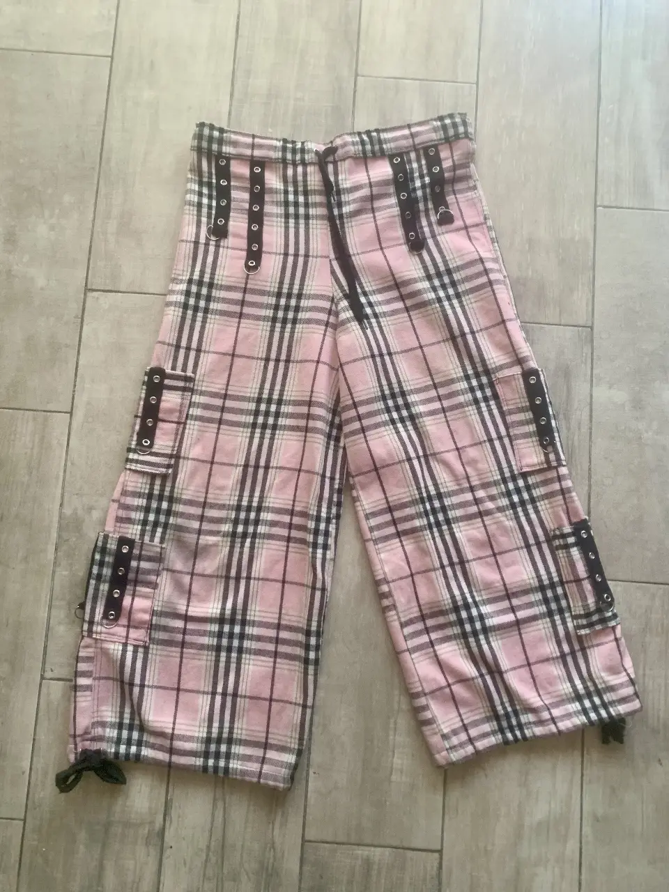 Pantalón cargo de mujer, tiro medio, con estampado a cuadros en tonos rosa y negro. Detalles de cintas y argollas en la cintura y bolsillos laterales. Estilo Y2K. edición limitada de la marca Bolsa bolsa. se ajusta en su cintura, para talles XS,  S y M. estampado Tartan. unisex