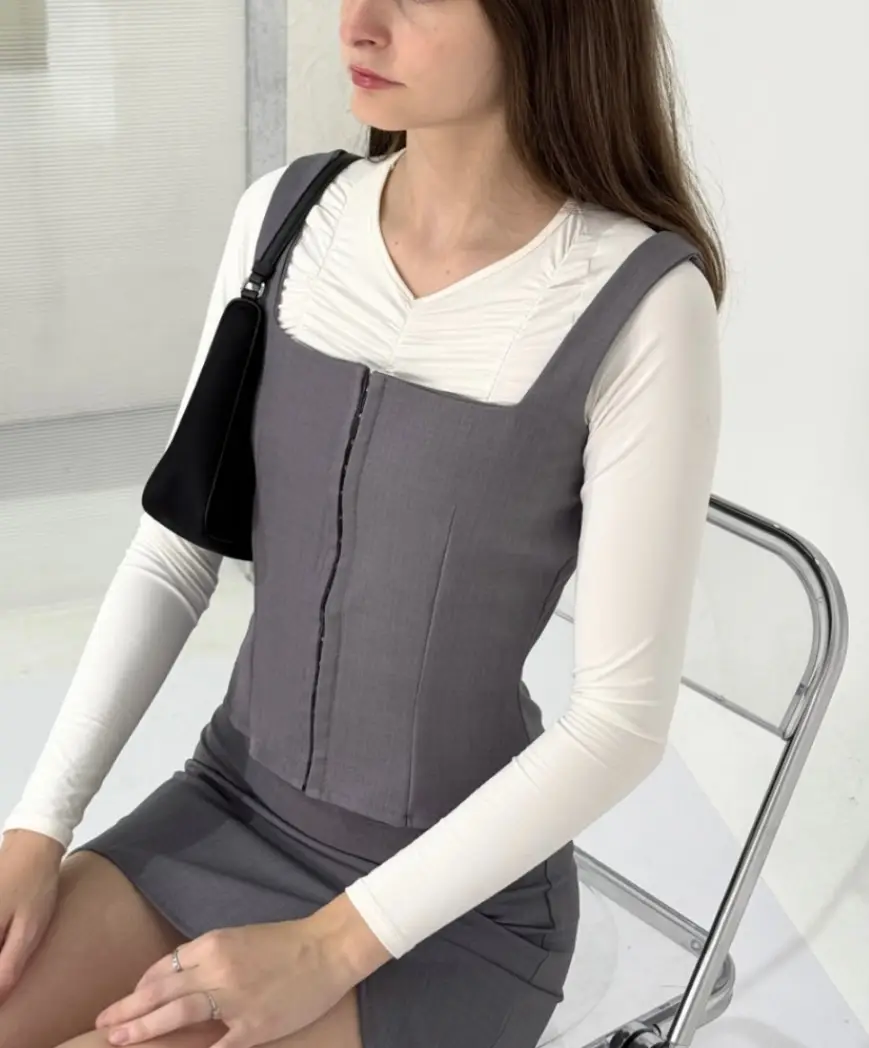 Top corset gris con cierre frontal y tirantes anchos. Ideal para un look moderno y sofisticado. Perfecto para combinar con una blusa blanca debajo o camisa. Contamos con talles desde el Xs al XxxL. Colores disponibles: Gris, negro o habano.