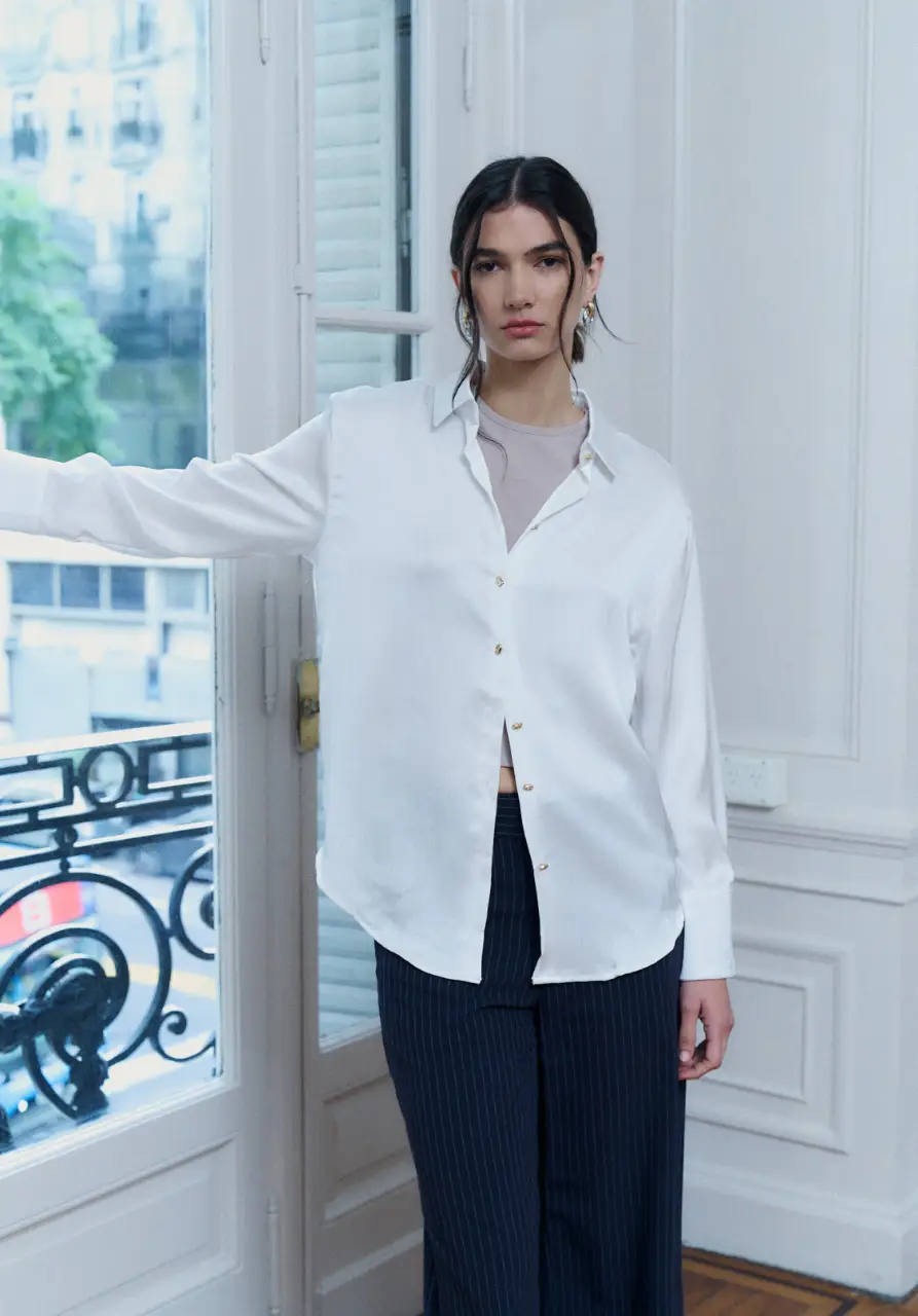 Camisa blanca de satén para mujer, con botones dorados y corte clásico, puño de doble alto. disponible en blanco, champagne. choco, negro del talle S al XL.