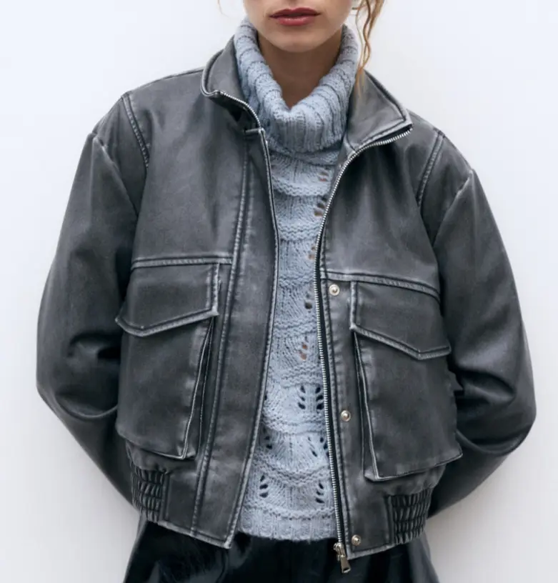 Campera bomber de cuero sintético en color gris desgastado. Posee bolsillos delanteros con solapa y cierre. Talle M y L