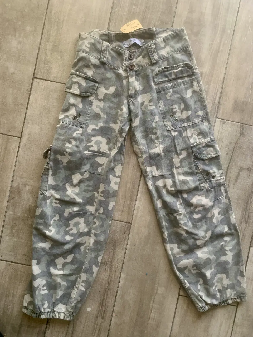 Pantalón cargo de camuflaje gris, con múltiples bolsillos y ajuste en los tobillos. Ideal para un look utilitario y casual. Vintage. Tiro bajo, talle 34.