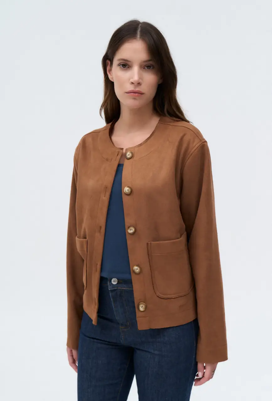 Chaqueta marrón de gamuza con botones y bolsillos delanteros. Talle único, disponible en negro, bordo y tostado.