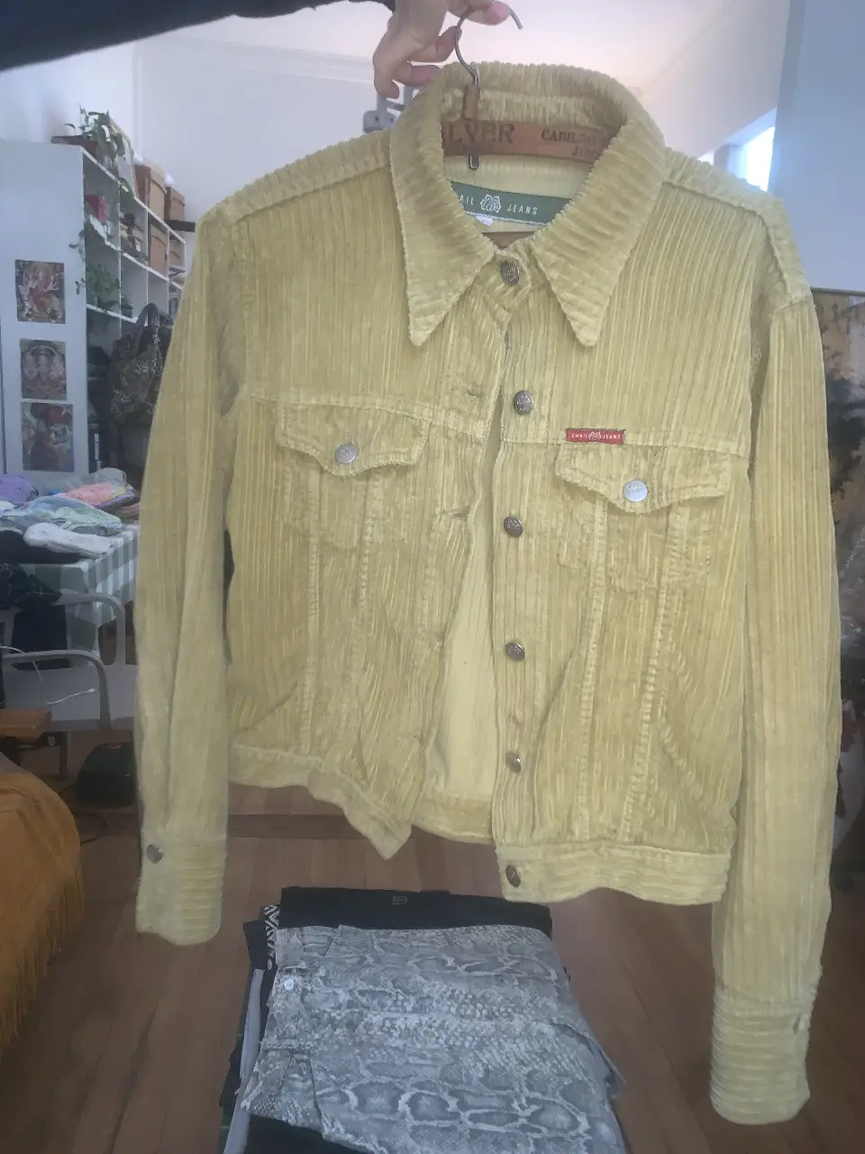 Campera de corderoy mostaza de la marca Email Jeans, con botones y bolsillos. Ideal para un look casual y retro.