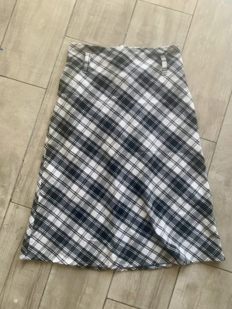 Pollera a cuadros en blanco y negro, ideal para un look casual o semi formal. Confeccionada con un tejido de calidad, esta pollera ofrece un diseño clásico y versátil.