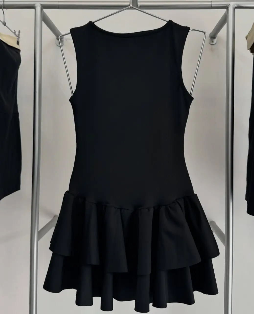 Vestido micro fibra negro mini con doble volados en la falda. Ideal para una salida o fiesta. Diseño ajustado y elegante. busto 98-103/cintura 76-80/cadera 104-106 (tenemos en talle xl. xxl, xxxl)