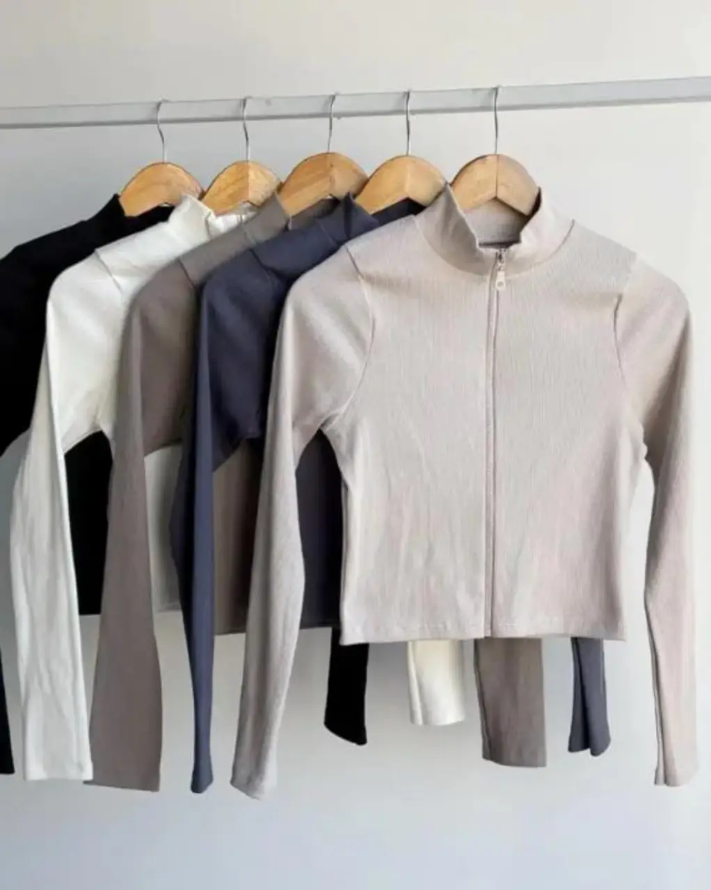 Buzo deportivo morley con cierre y cuello alto, ideal para un look casual y cómodo. Perfecto para usar en el gimnasio o para un outfit urbano. opción Con y sin capucha. 