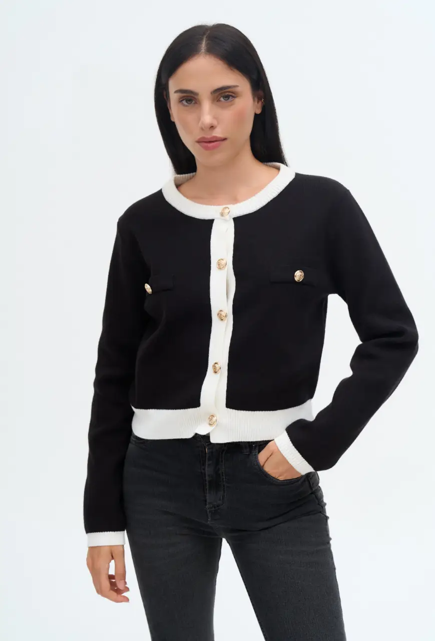Cardigan tipo Chanel con detalles blancos y botones dorados. Talle único. 