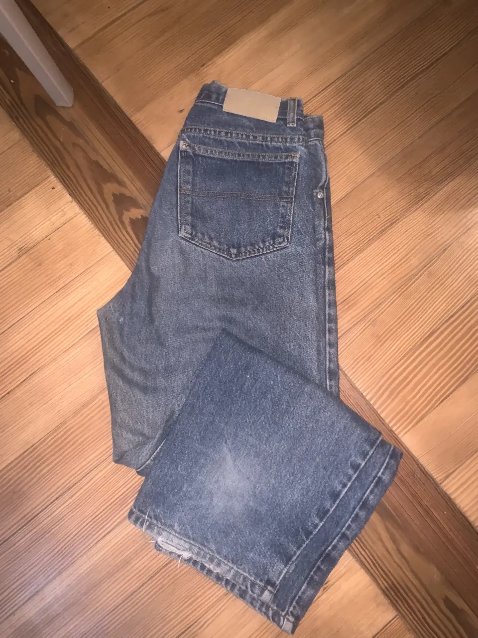 Jeans rectos de mujer, color azul, de la marca Tommy Hilfiger. Un clásico para cualquier ocasión. 