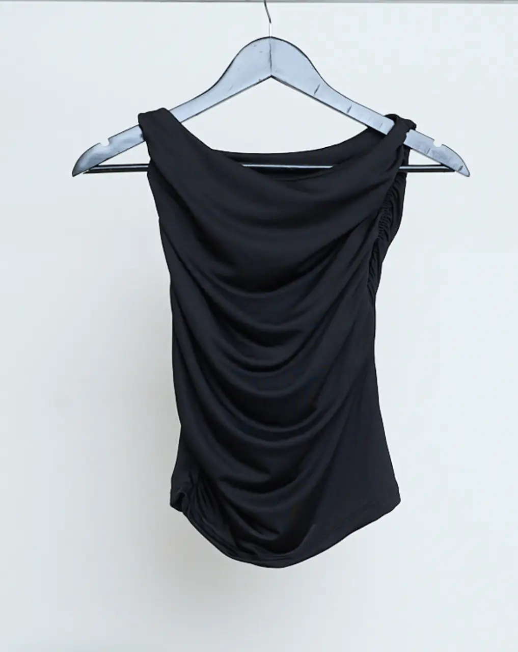 Blusa negra micro fibra ITY con fruncido doble, ideal para un look elegante y sofisticado. Perfecta para combinar con pantalones de vestir o faldas.