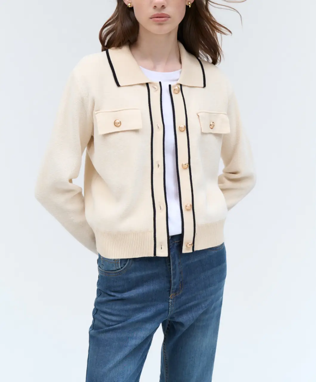 Cardigan estilo Miu Miu con cuello polo en color crudo con detalles en negro. Diseño preppy con botones dorados y bolsillos delanteros. Color disponible en  Negro o Ivory. talle único 
