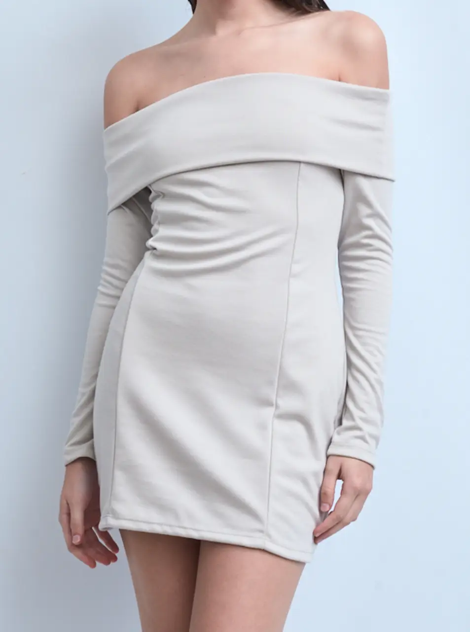 Vestido corto de punto Roma con mangas largas y escote bote. Confeccionado con tejido elástico y resistente. Presenta dos recortes en el frente y dos pinzas en la espalda para un ajuste favorecedor.El escote está volcado con un elástico interno de 1 cm para un ajuste óptimo.
