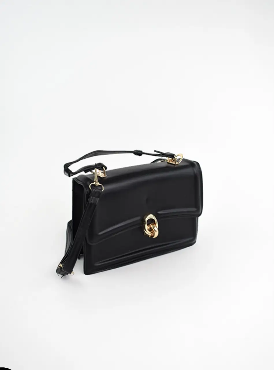 Cartera negra de cuero sintético con detalles dorados. Diseño elegante y versátil, ideal para cualquier ocasión. Cuenta con correa ajustable y cierre de solapa. Largo: 20cm.· Alto: 14cm.· Ancho: 7cm.