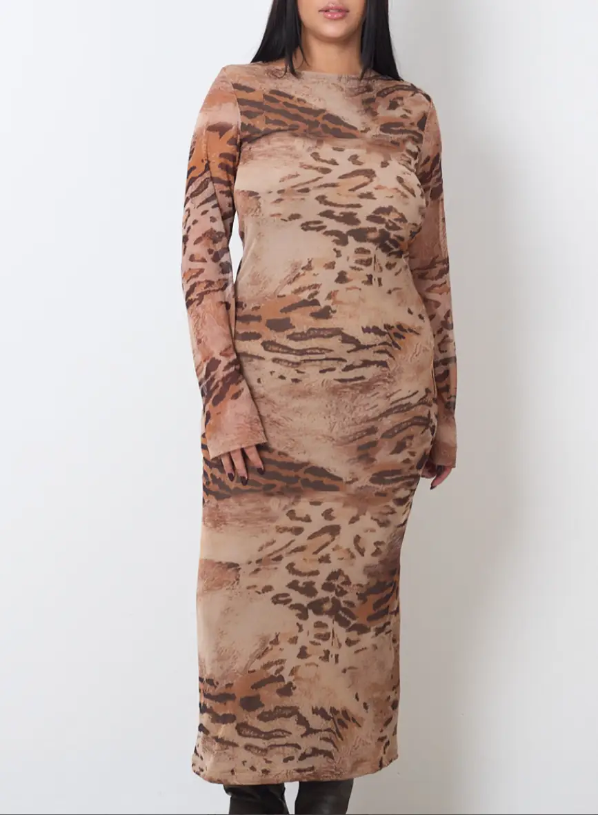 Vestido microtul largo de mujer con estampado animal print en tonos marrones. Diseño ajustado al cuerpo, manga larga y cuello alto. Ideal para un look moderno y audaz. Tenemos talles del xs al xxxl