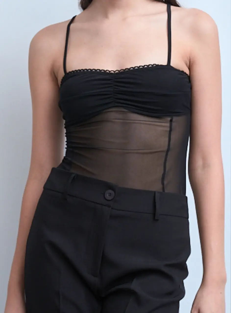 Body de tul y puntilla negro con detalles de encaje y espalda descubierta. 