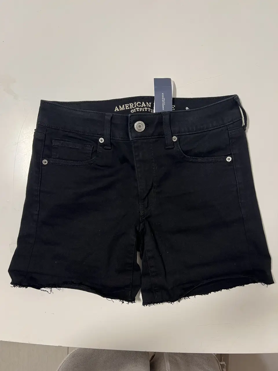 Short de jean negro de mujer, tiro medio, con etiqueta de American Eagle Outfitters. Talle 6 US. SIN USO. CON ETIQUETA