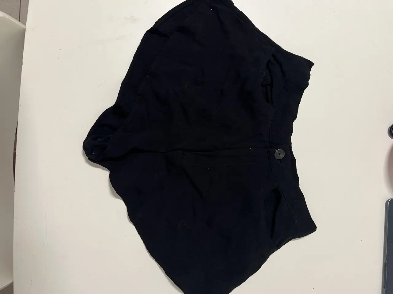 Short suelto negro de mujer, de la marca Zara, talle L, confeccionado en viscosa. Ideal para un look casual y cómodo. SIN USO