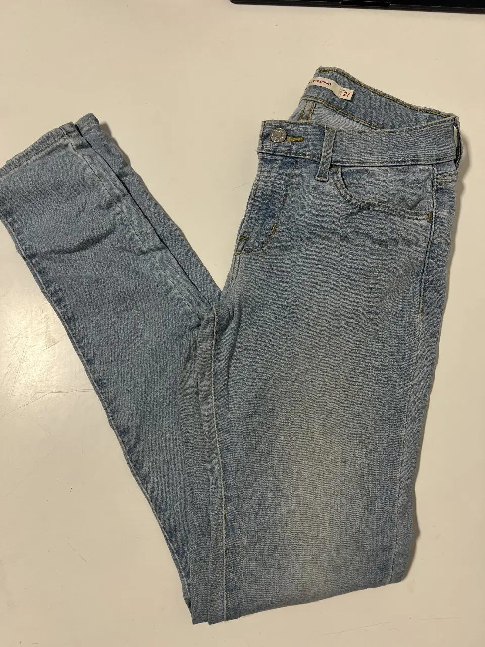 Jeans Levi's 710 Super Skinny de mujer, tiro bajo, talle 27. Color celeste claro, ideal para un look casual y moderno.