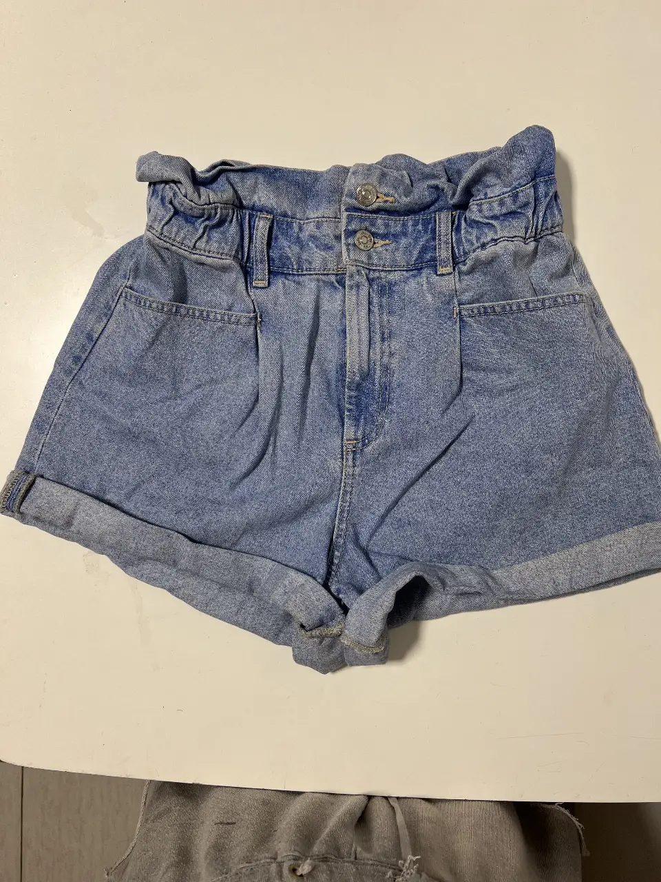 Short de jean de mujer, tiro alto, con cintura elastizada y bolsillos delanteros. Ideal para un look casual y cómodo.