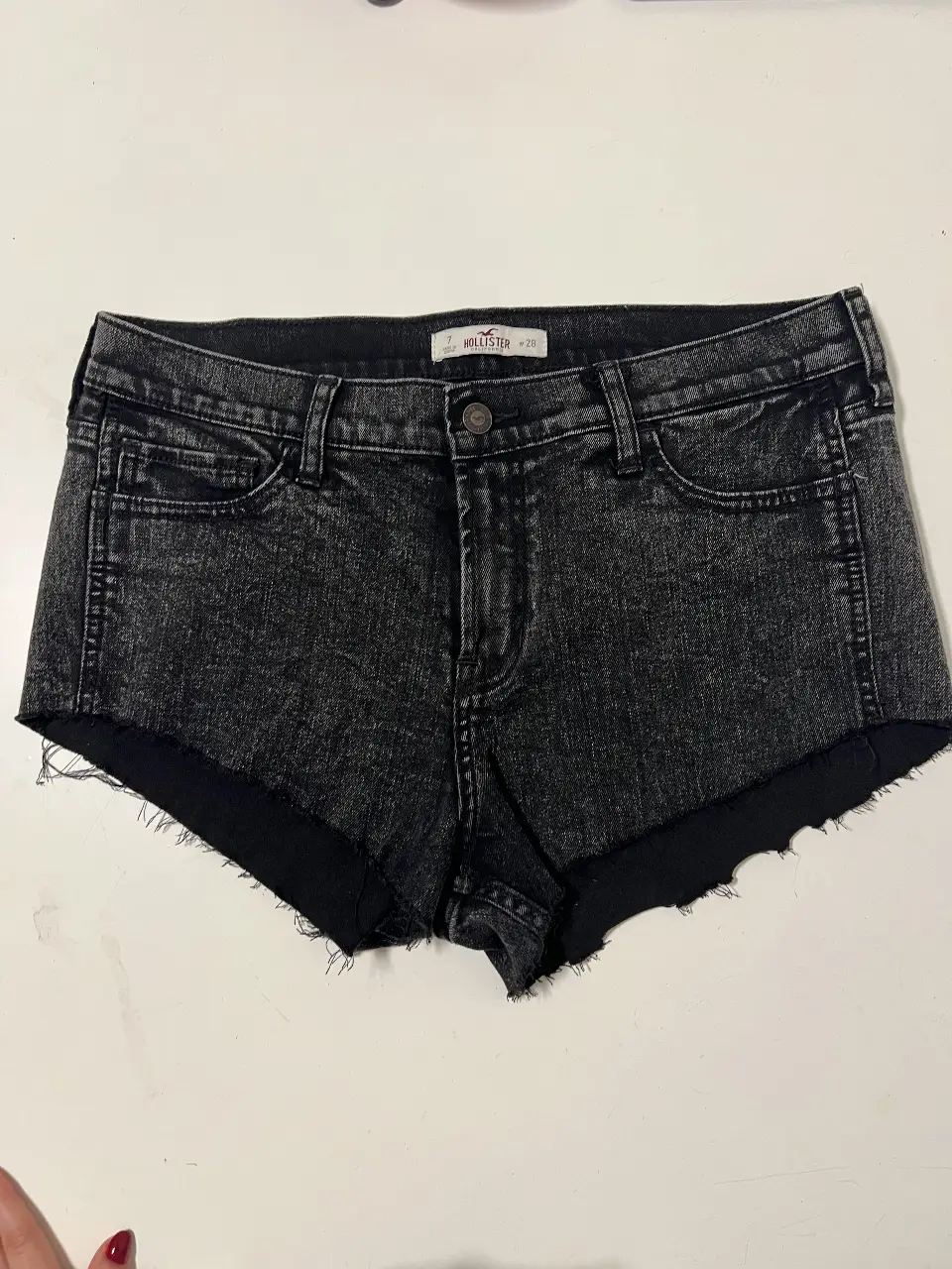 Short de jean negro con corte desflecado. Ideal para un look casual y moderno. Cortito. SIN USO