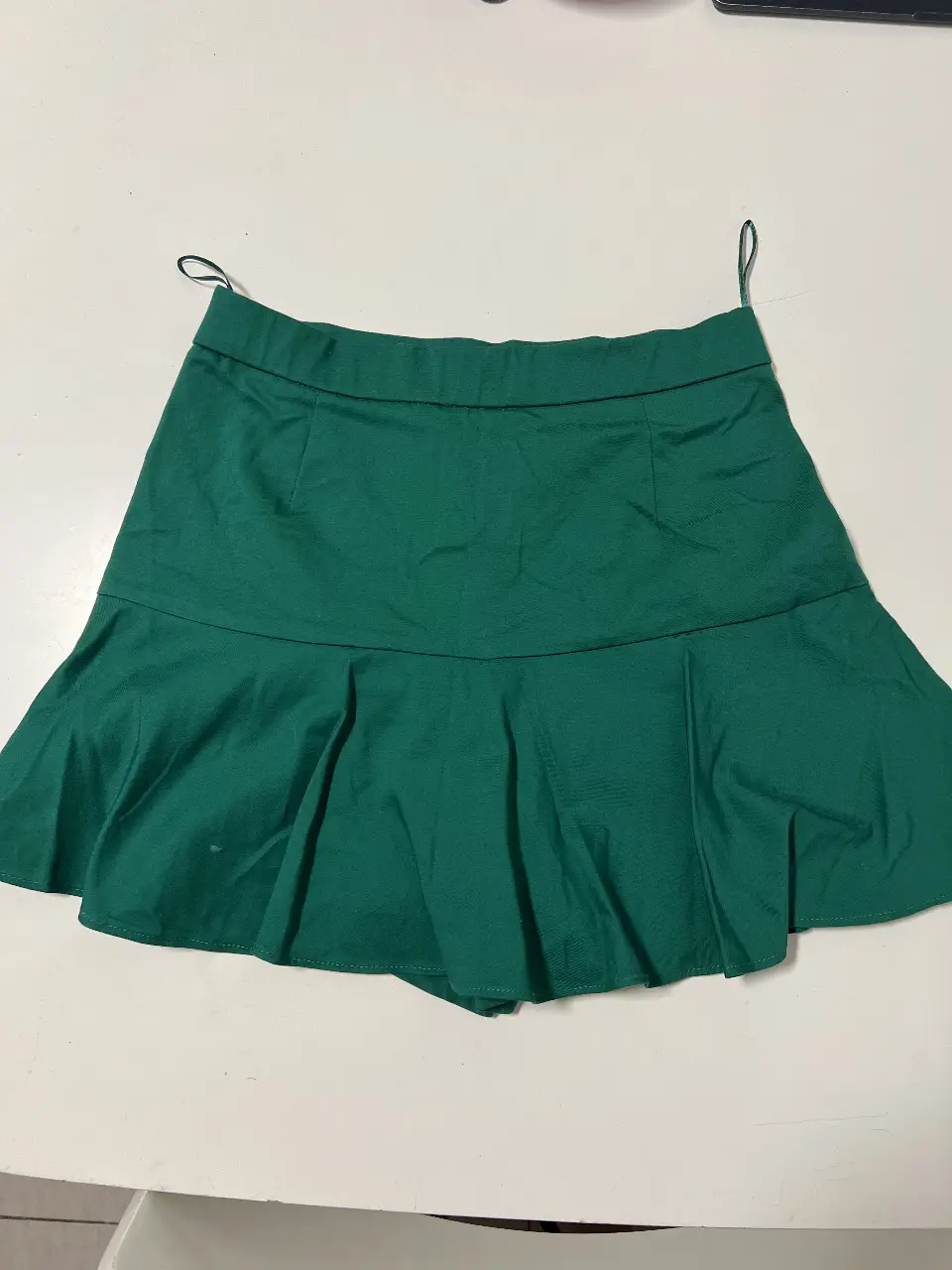 Pollera verde de Zara, con detalle de volados en la parte inferior. Talle S. Short integrado. SIN USO