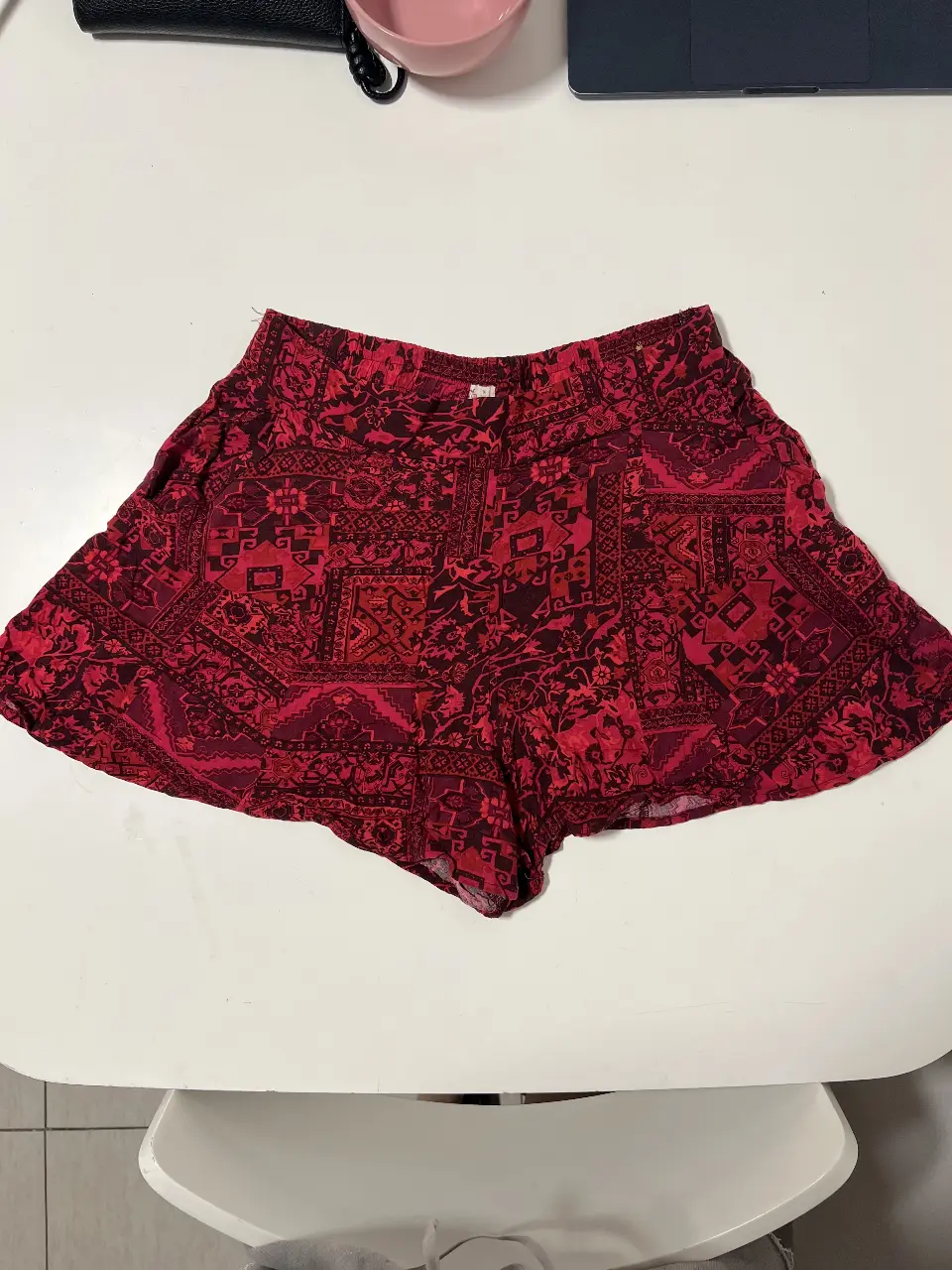 Short de tela con estampado en tonos rojos y borgoña, ideal para un look casual y fresco. Perfecto para el verano. Hollister