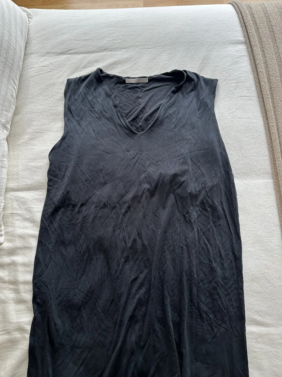 Vestido midi de mujer, color azul oscuro, sin mangas, con escote en V y aberturas laterales. Ideal para un look casual y cómodo.