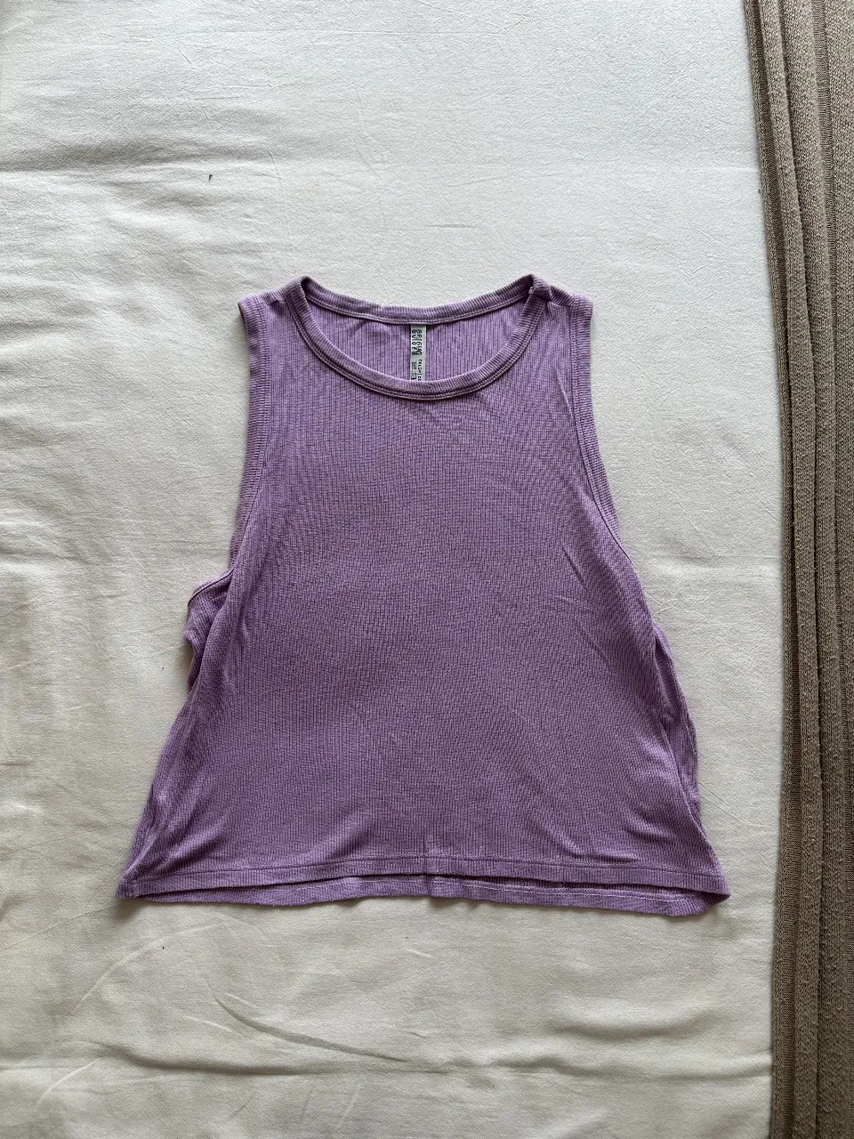 Musculosa de mujer, color lila, con cuello redondo y corte amplio. Ideal para sumar a un look canchero.