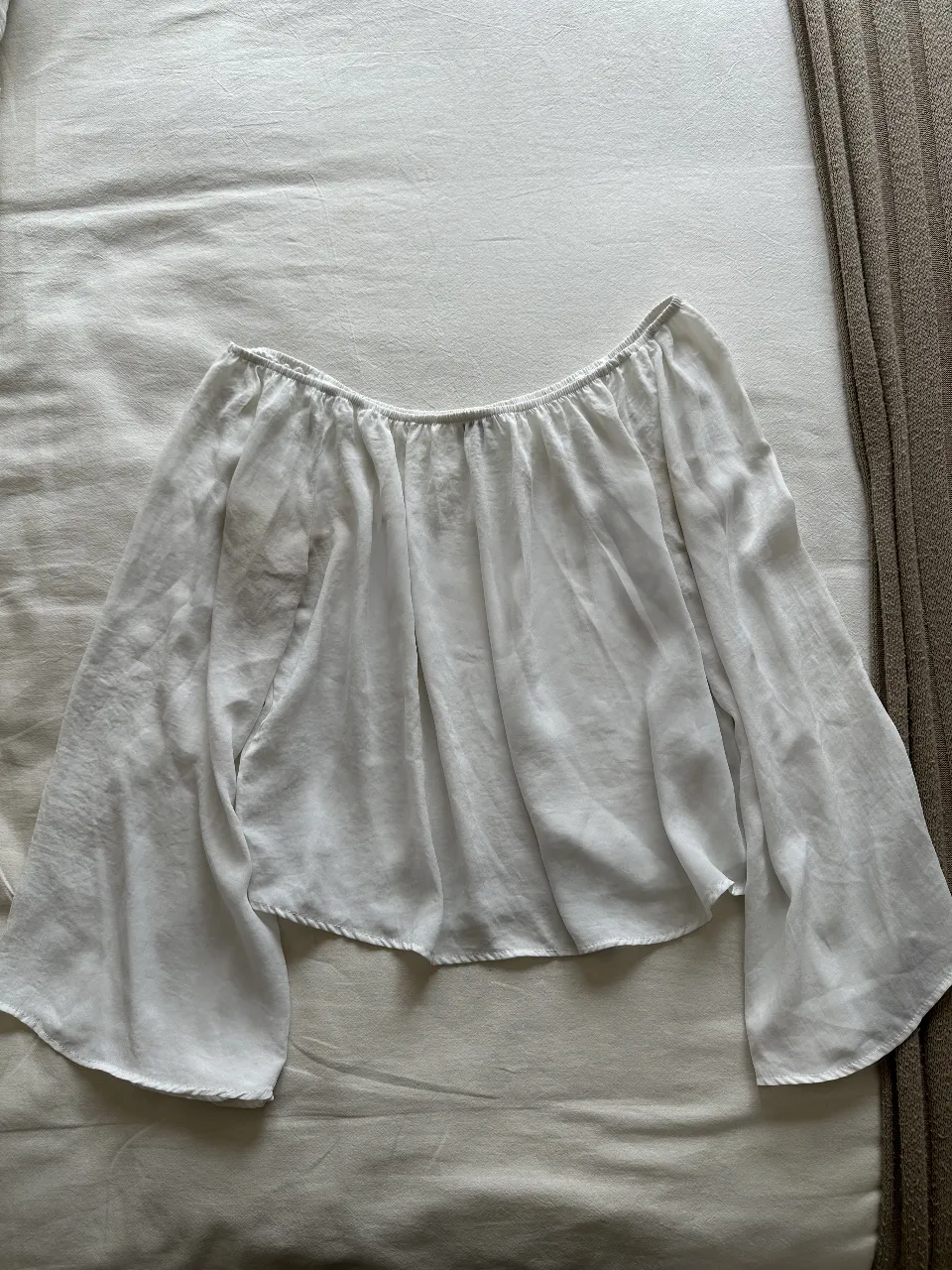 Blusa blanca de gasa con mangas amplias y corte holgado. Ideal para un look fresco y elegante.