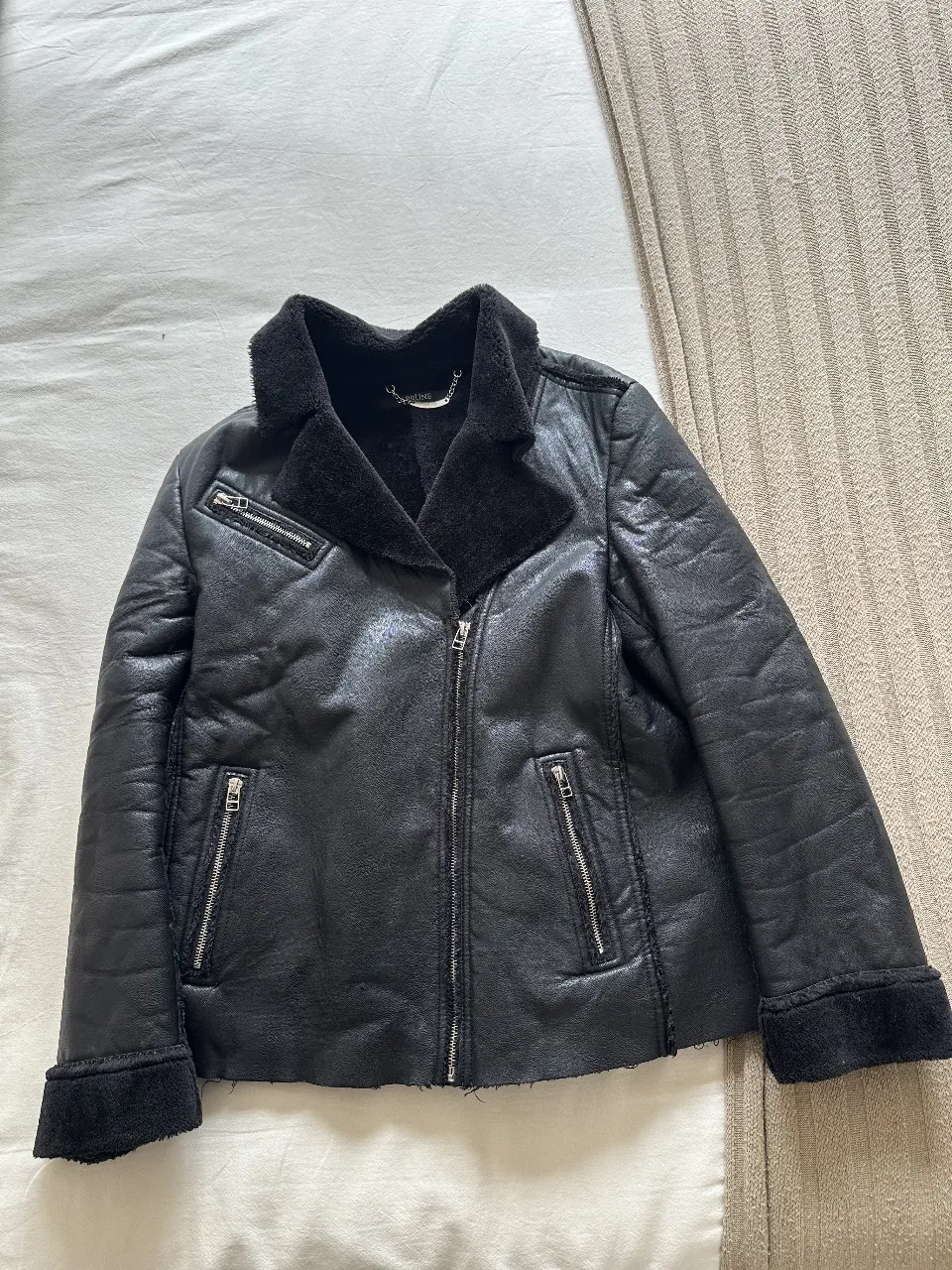 Campera biker de cuero sintético para mujer, con forro de piel sintética. Posee cierre y bolsillos con cierre. Ideal para el invierno.