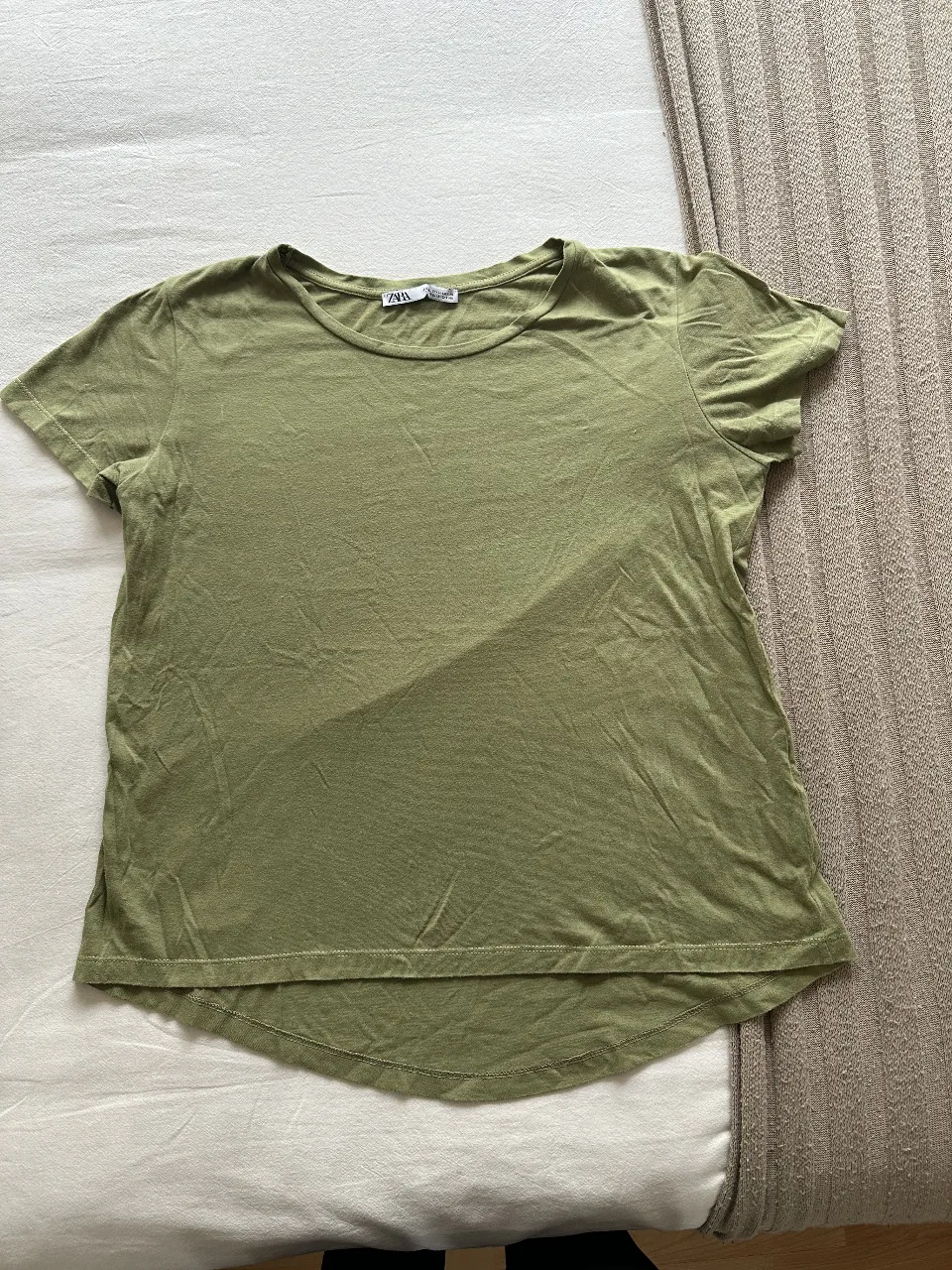 Remera de mujer Zara, color verde, talle M, de algodón, ideal para un look casual y cómodo.