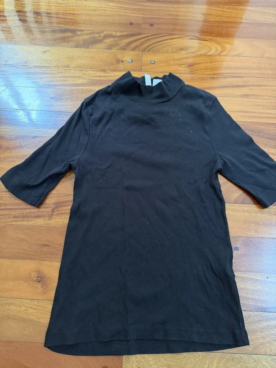 Remera de manga corta y cuello alto, de tejido acanalado.