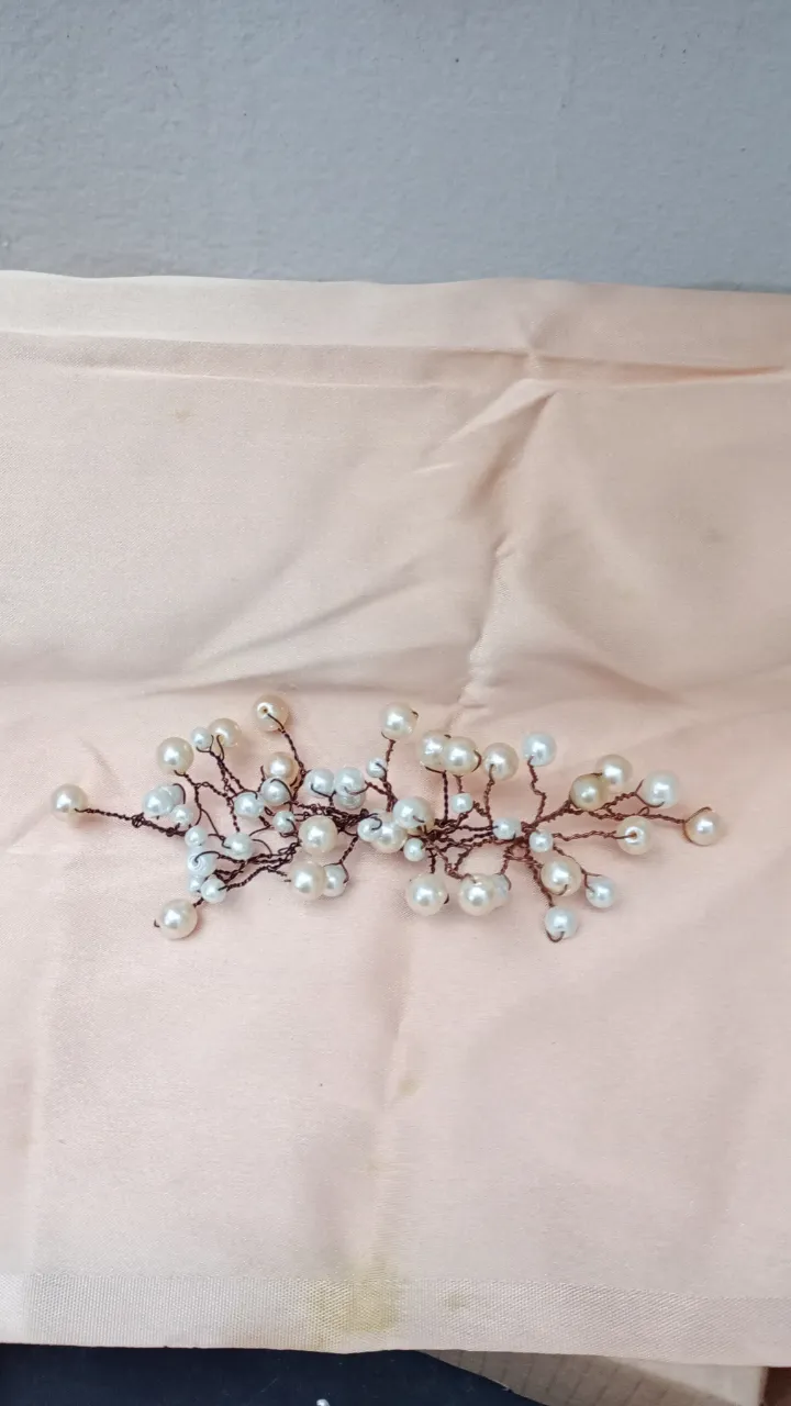 Hermoso tocado para el pelo con perlas blancas y alambre marrón. Ideal para novias o eventos especiales.