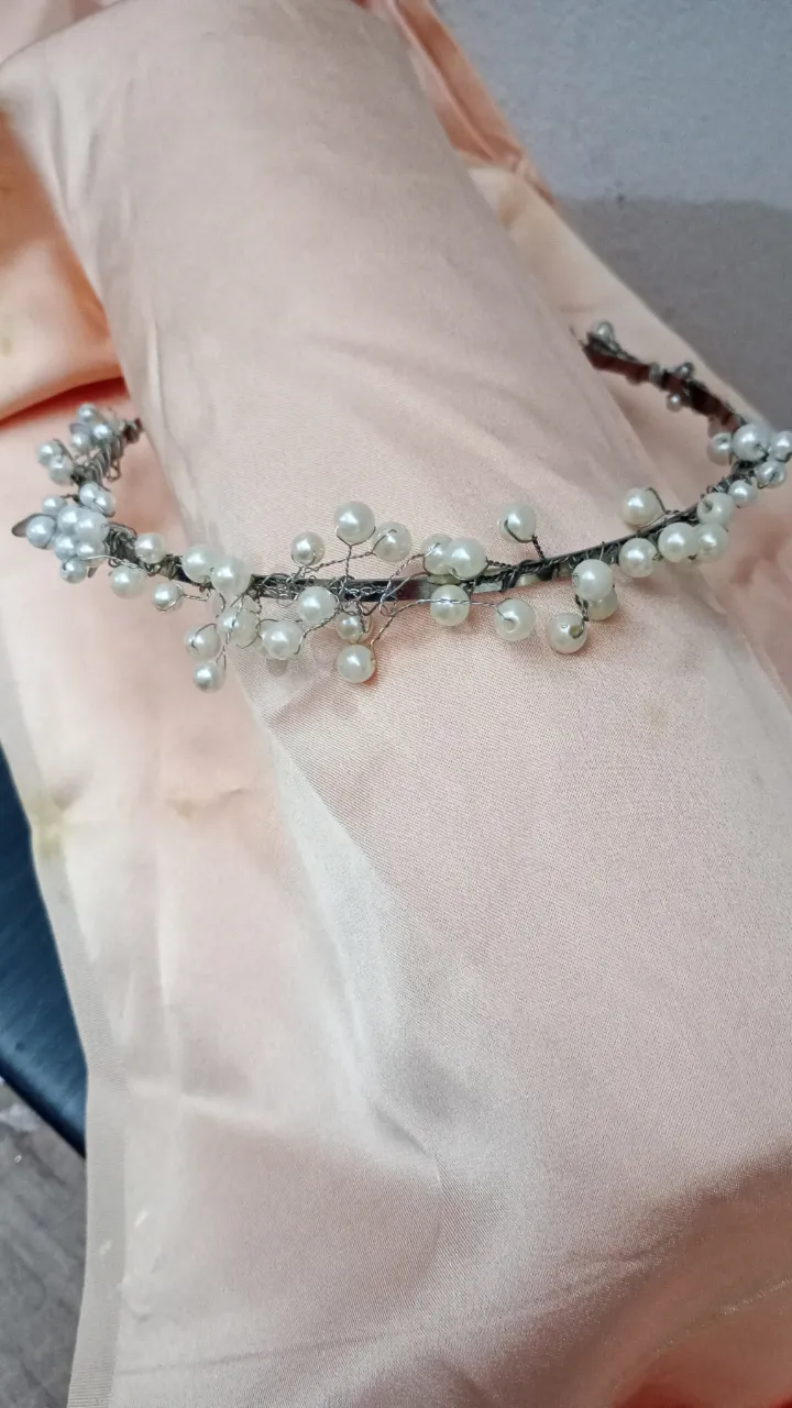 Hermosa tiara de novia con perlas blancas y detalles plateados. Ideal para complementar tu look de casamiento o fiesta.