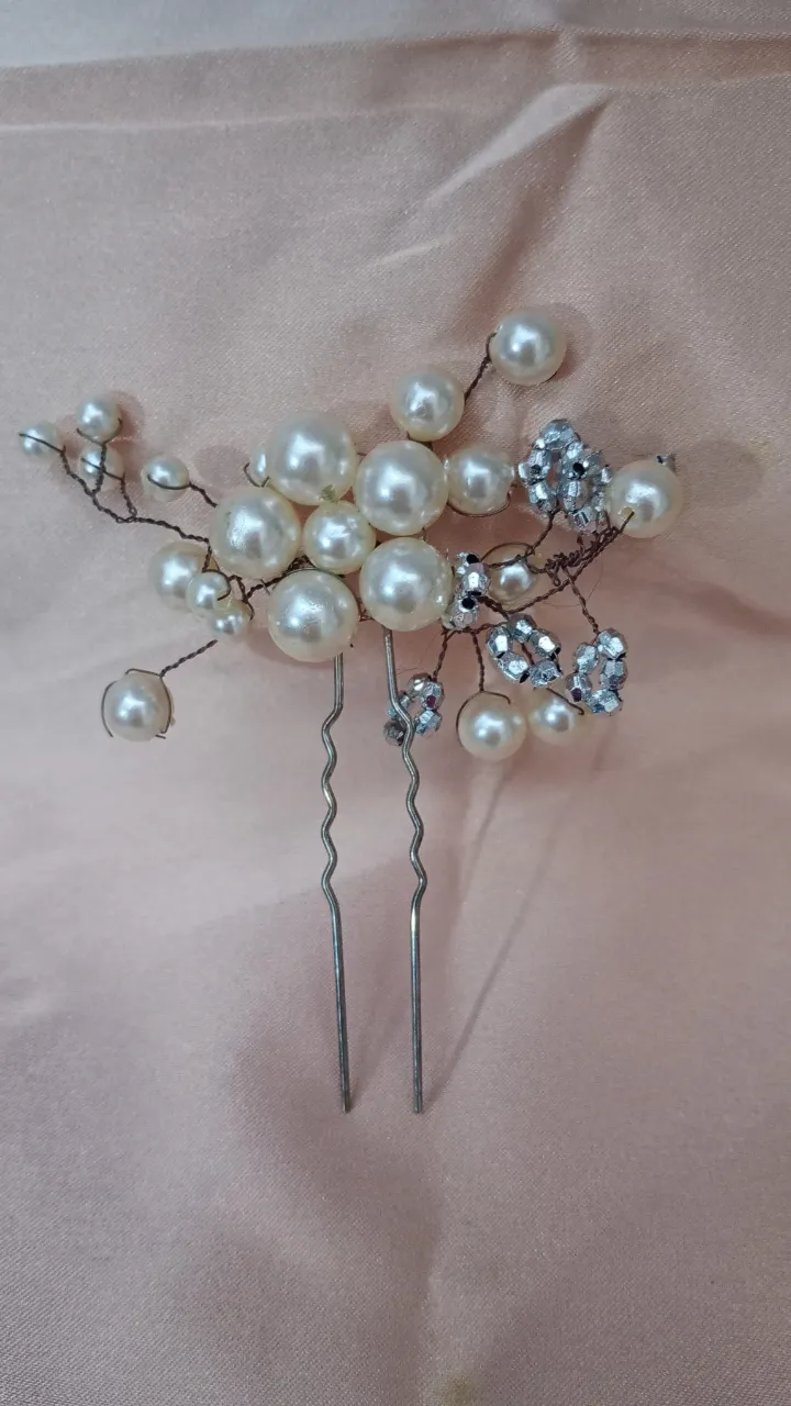 Hermoso tocado para el pelo de novia o fiesta, con perlas y detalles plateados.