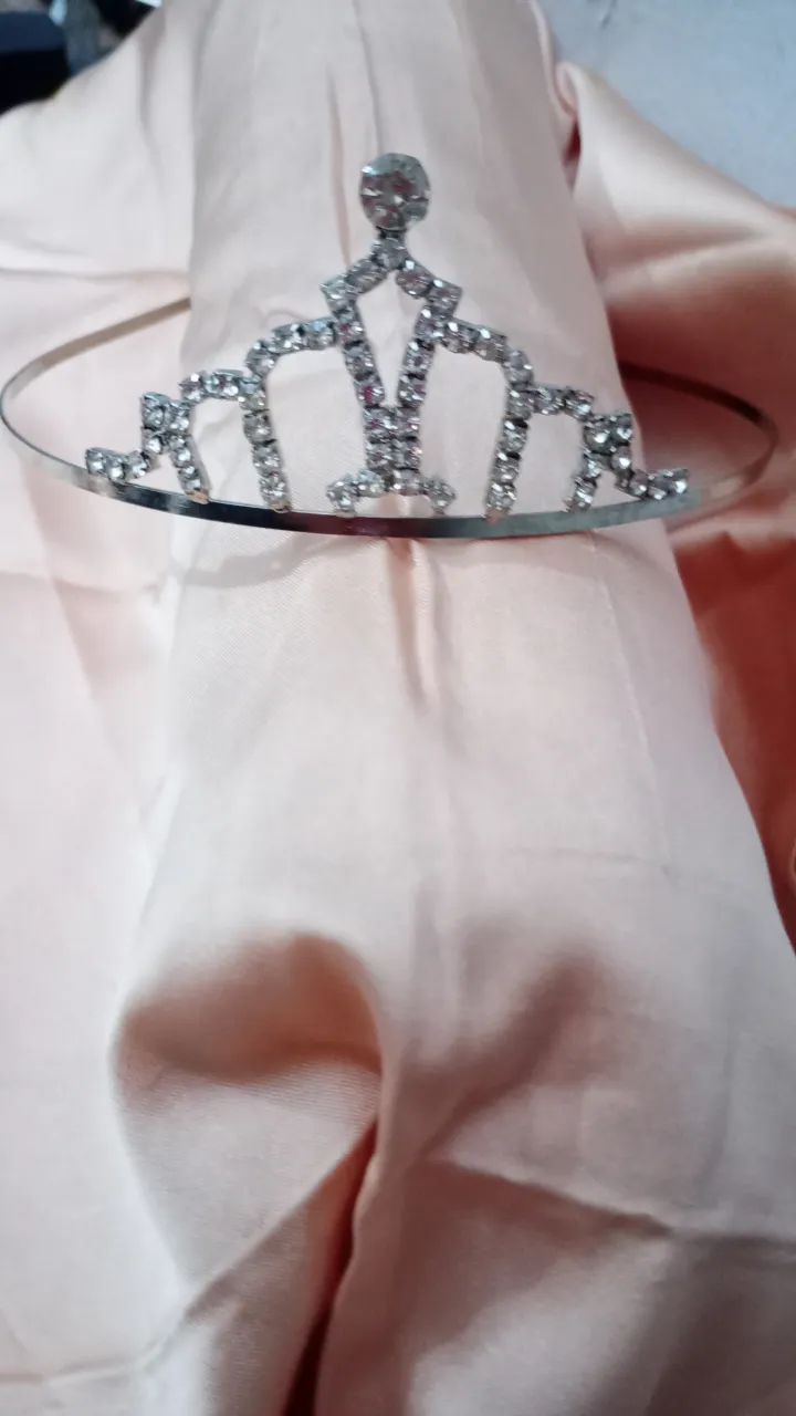 Tiara plateada con detalles de strass, ideal para eventos especiales como casamientos o fiestas. Un accesorio elegante y sofisticado para complementar cualquier peinado.