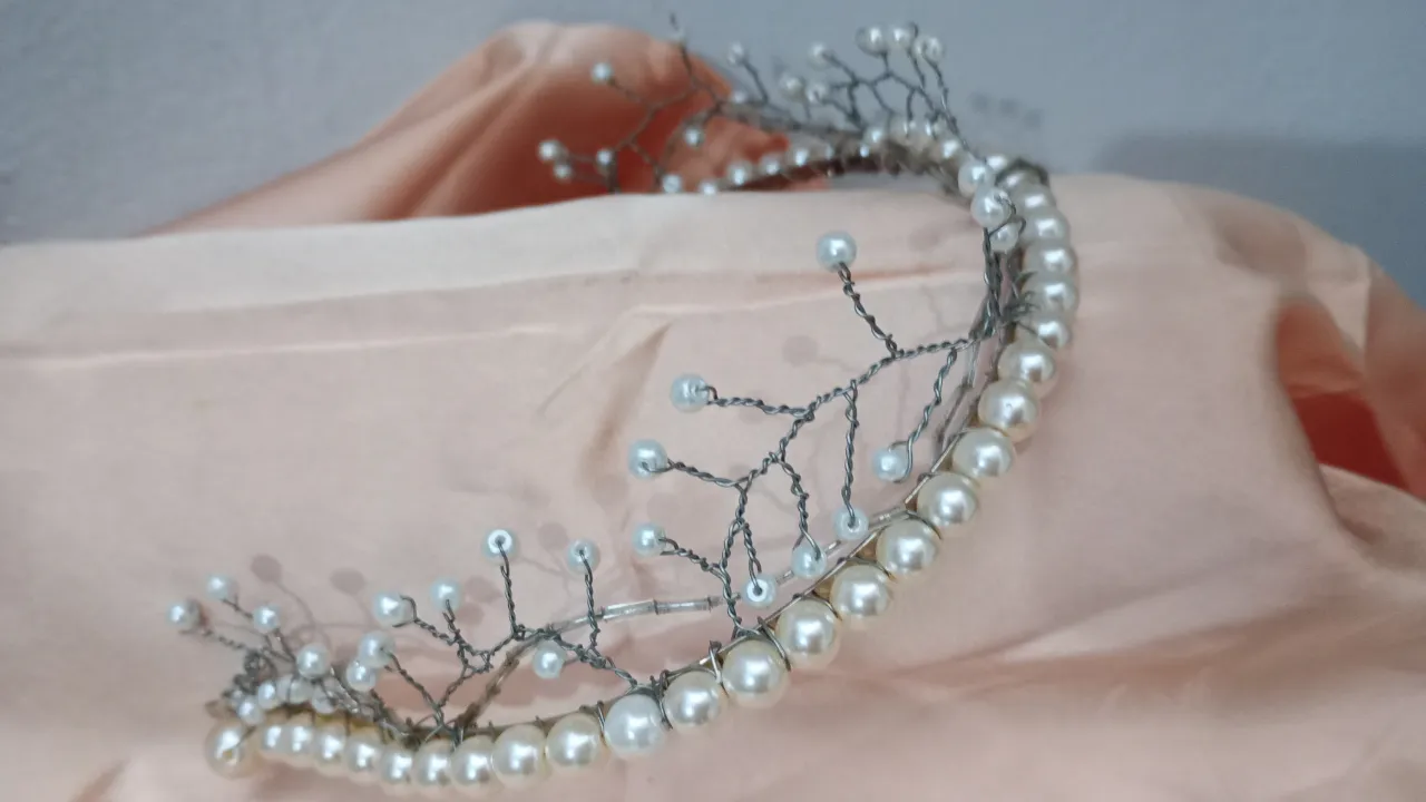 Diadema de novia artesanal con detalles de perlas y ramas plateadas. Ideal para complementar tu look de casamiento o fiesta.