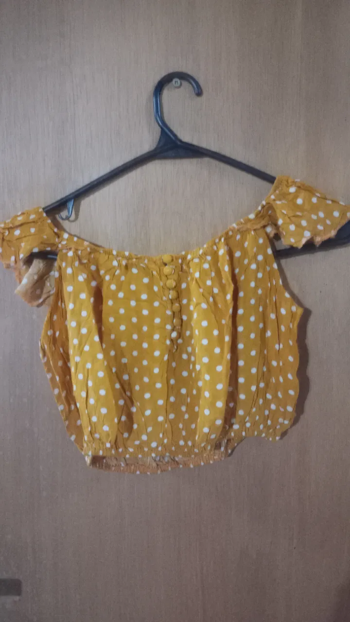 Top amarillo con lunares blancos, estilo off-shoulder, con 7 botones forrados al frente ideal para un look fresco y casual.