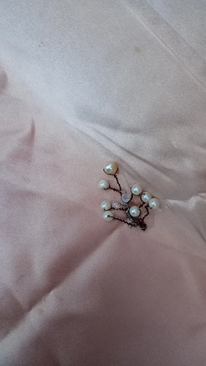 Broche de pelo / smocking de novio con perlas blancas y detalles metálicos. Ideal para darle un toque elegante y sofisticado a cualquier peinado.