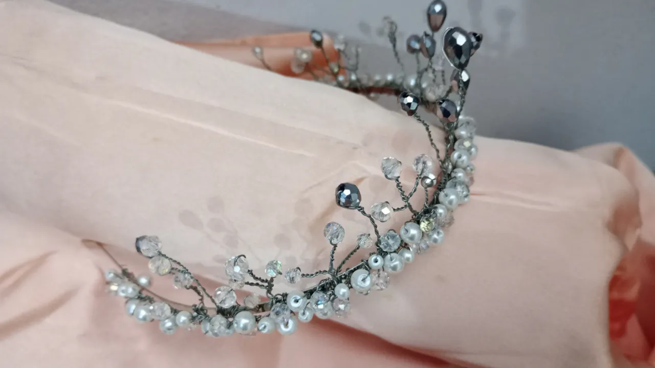Corona de pelo para novia o fiesta, con detalles de perlas y cristales.