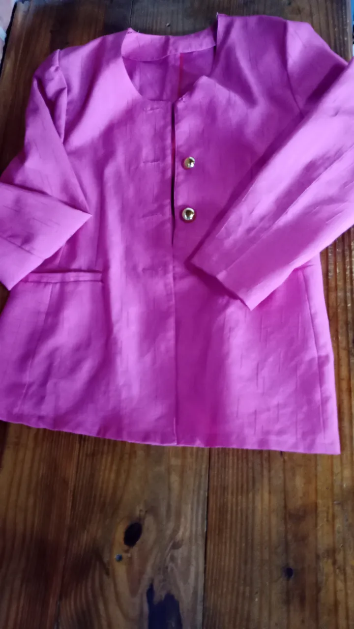 Blazer de mujer color rosa, con dos botones dorados y bolsillos delanteros. Ideal para un look elegante y sofisticado.