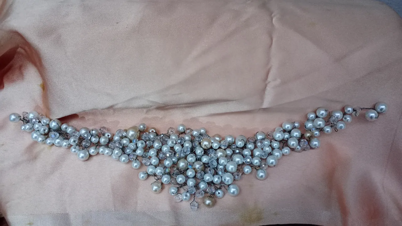 Adorno para el pelo de novia, con perlas y cristales. Ideal para complementar un peinado elegante.