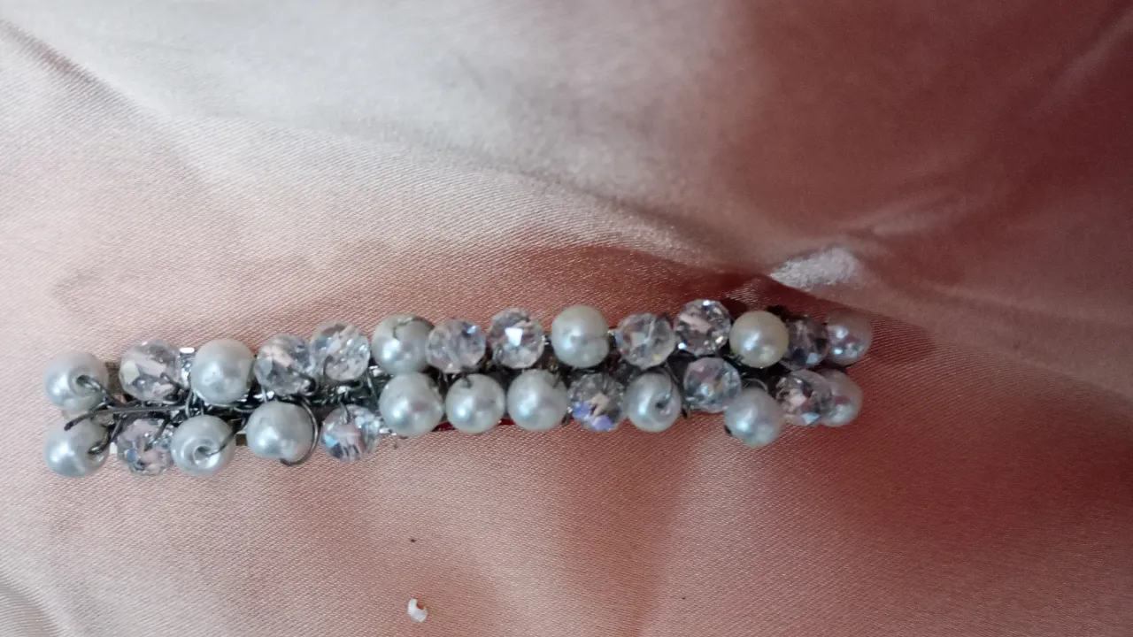 Hermoso broche para el pelo con perlas y cristales, ideal para darle un toque elegante a cualquier peinado. Perfecto para eventos especiales o para lucir un look sofisticado en el día a día.