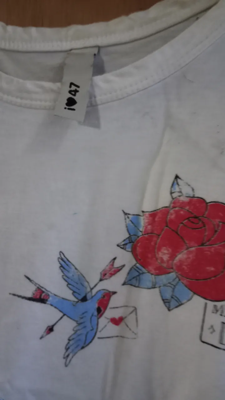  Remera blanco de mujer con estampado de pájaro y rosas. Ideal para un look casual y fresco. Perfecto para combinar con jeans o shorts.