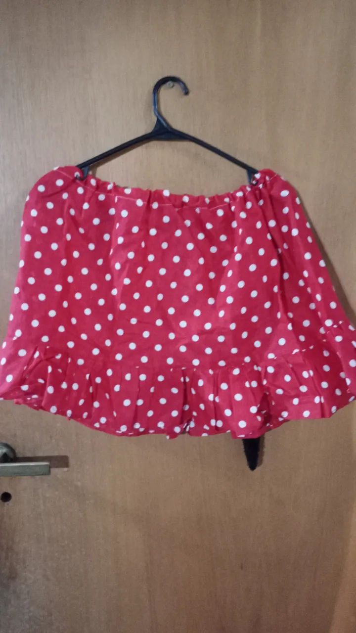 Pollera mini roja con lunares blancos, con volados en el borde inferior. Ideal para un look casual y femenino.
